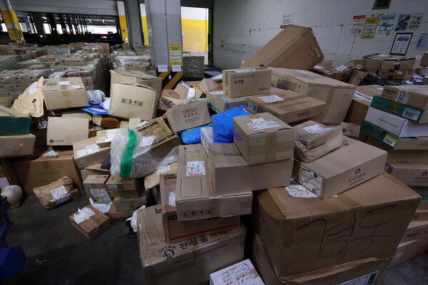 ▲<YONHAP PHOTO-4784> '택배 쉬는 마지막 날'    (서울=연합뉴스) 이동해 기자 = '택배 쉬는 날' 마지막 날인 17일 서울 한 물류센터에 배송될 택배 물품이 쌓여 있다. 택배 쉬는 날은 2020년부터 택배업계와 고용노동부의 자율 협약으로 시행됐으며, 법적 의무는 없지만 주요 택배사들이 매년 참여해 왔다. 올해 또한 휴일의 차이는 있지만 대부분의 택배사가 동참하고 있다. 2025.8.17    eastsea@yna.co.kr/2025-08-17 14:30:04/<저작권자 ⓒ 1980-2025 ㈜연합뉴스. 무단 전재 재배포 금지, AI 학습 및 활용 금지> (사진제공=연합뉴스)