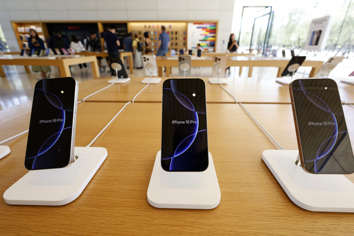 ▲미국 캘리포니아주의 한 애플스토어에 전시된 아이폰의 모습. (캘리포니아/EPA연합뉴스)