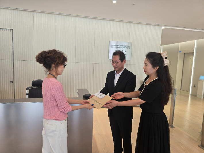 ▲전남 순천시민연대 측(우측)이 18일 김건희 특검에 진정서를 제출하고 있다.  (사진제공=순천시민연대)