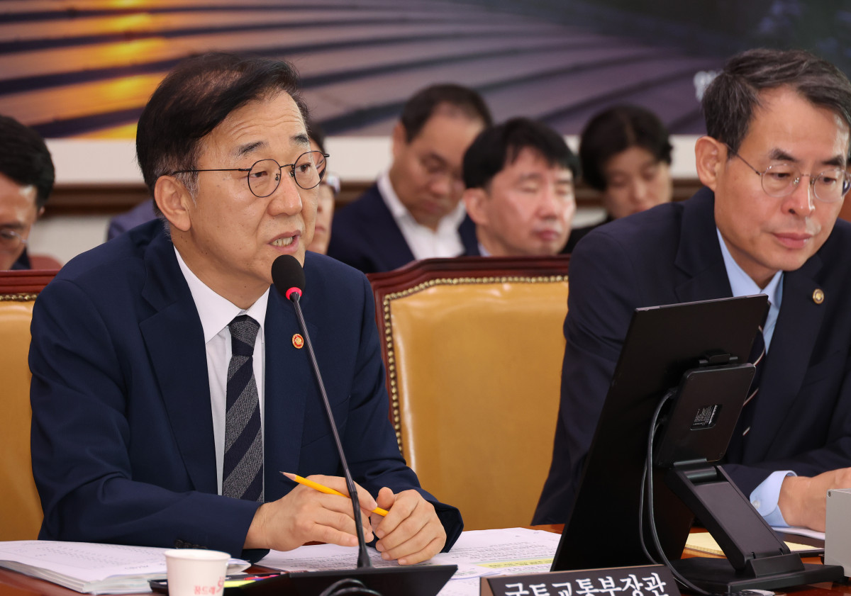 ▲19일 서울 여의도 국회에서 열린 국토교통위원회 전체회의에서 김윤덕 국토교통부 장관이 의원 질의에 답하고 있다. (사진제공=연합뉴스)