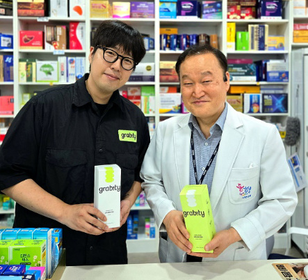 ▲﻿부천 제일큰약국 지문철 약사와 그래비티 관계자가 포즈를 취하고 있다 (사진제공=그래비티)