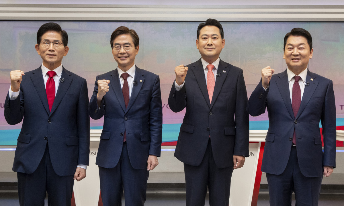 ▲국민의힘 당 대표 선거에 출마한 후보들이 19일 서울 중구 TV조선 스튜디오에서 열린 6차 전당대회 3차 텔레비전 토론회에 앞서 파이팅을 외치고 있다.     (왼쪽부터) 김문수, 조경태, 장동혁, 안철수 후보. 2025.8.19 [국회사진기자단] (연합뉴스)