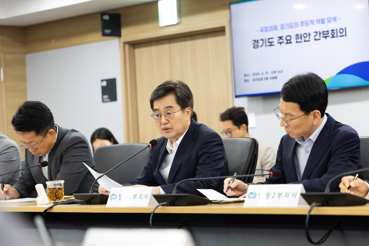 ▲김동연 경기도지사가 19일 경기도청 회의실에서 '경기도 주요 현안 간부회의'를 주재하며 국정과제와 지역 현안 대응 방안을 논의하고 있다. (경기도)