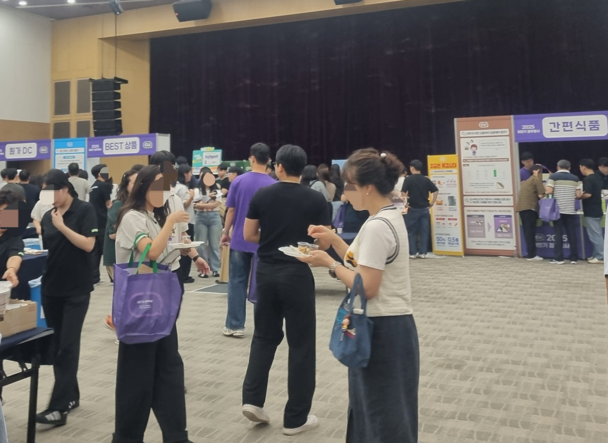 ▲19일 서울 강남구 SC컨벤션 센터에서 CU의 '2025 하반기 상품 컨벤션'이 열렸다. 오후 3시께 점주들이 자유롭게 행사장을 돌아다니며 신제품을 시식하고 하반기 상품 전략 설명 등을 듣고 있다.  (유하영 기자 haha@)