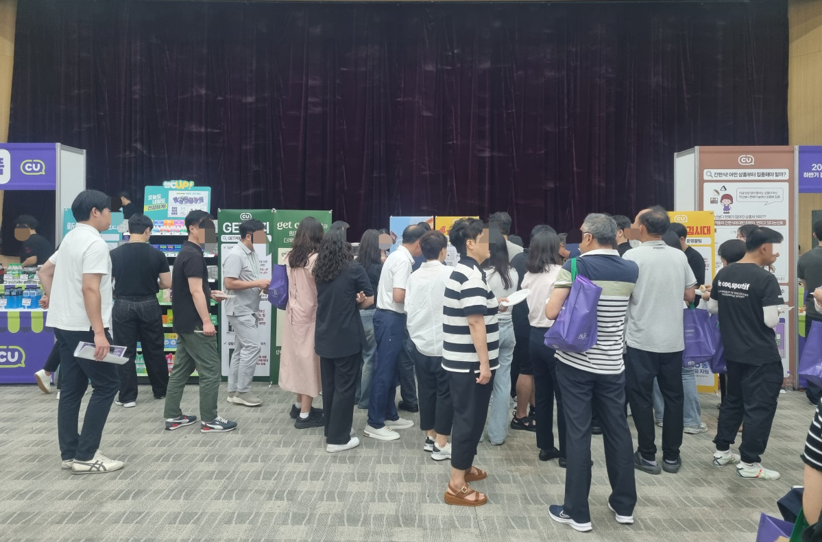 ▲19일 오후 3시 10분께 해동형 닭강정 신제품 시식을 위해 점주들이 '지금은 튀김시대' 부스에 몰려 있다. BGF리테일에 따르면 주택가나 회사가 모여 있는 오피스가에서도 원물을 이용한 즉석조리 상품을 즐기는 고객들이 많다. 지난해 12월 4일에 출시된 매콤달콤 닭강정은 튀김카테고리에서 매출 1위를 달성했다. 이에 힘입어 마늘 간장, 허니 등 다양한 맛의 닭강정이 출시됐다. 9월 10일에는 와사비마요 닭강정이 출시될 예정이다. 국내산 안심을 사용했다. 가격은 3900원이다.  (유하영 기자 haha@)