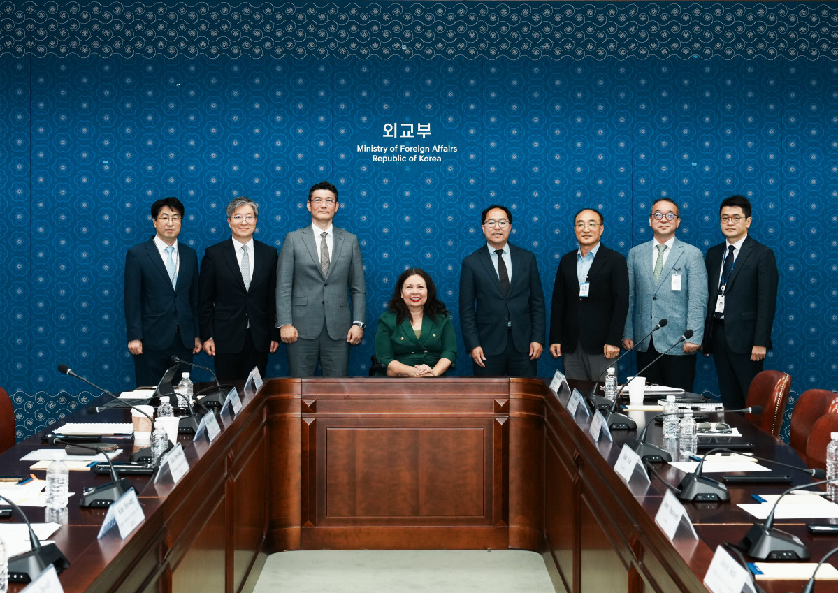 ▲외교부는 19일 한국을 방문 중인 태미 덕워스, 앤디 킴 상원의원이 한화오션, HD현대, 삼성중공업 및 외교부, 국방부, 산업부, 방사청 등 유관 부처와 간담회를 진행했다고 밝혔다. 사진은 태미 덕워스, 앤디 킴 상원의원과 참석자들이 기념 촬영하는 모습. (사진-외교부 제공)