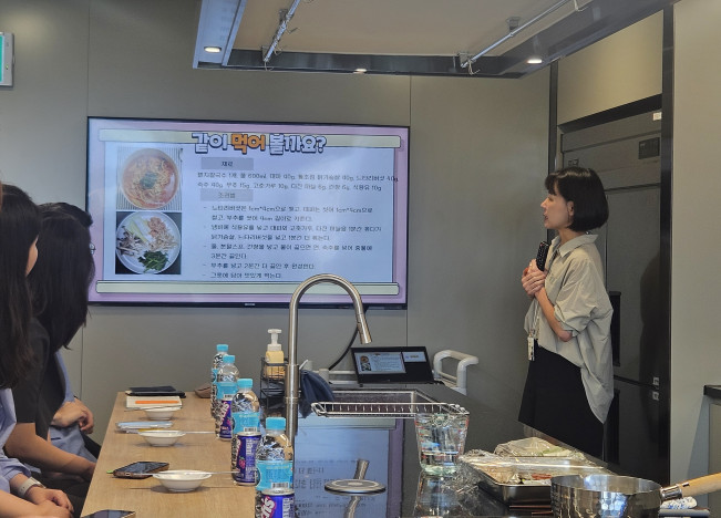 ▲19일 서울 동작구 농심 본사 도연관 조리과학실에서 열린 라면DAY(라면데이) 행사에서 농심 미디어홍보팀 강유경 선임이 멸치 칼국수 제품을 활용한 매운 닭칼국수 레시피를 소개하고 있다. (사진=정영인 기자 oin@)