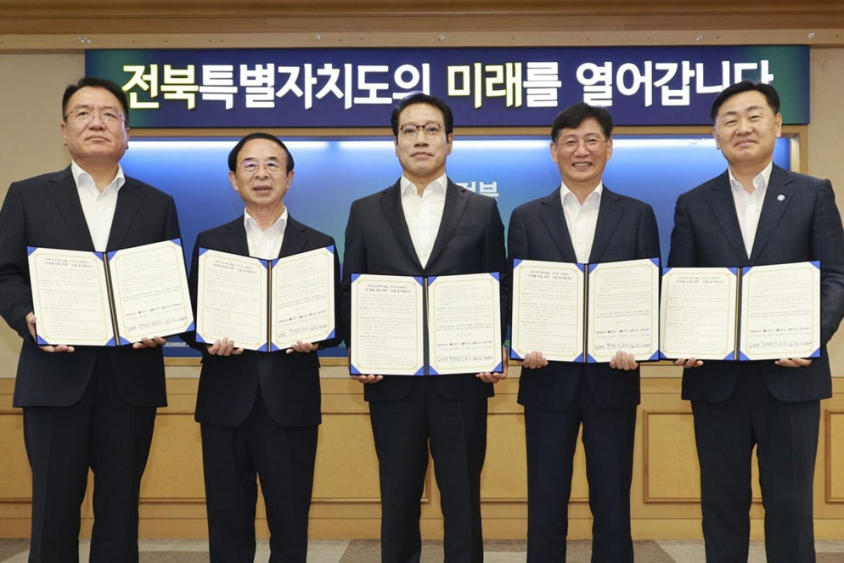 ▲전북도청에서 열린 '전북형 반할주택' 1단계 사업 추진을 위한 업무협약에서 김대근 전북개발공사 사장, 심민 임실군수, 최경식 남원시장, 최훈식 장수군수, 김관영 전북도지사(왼쪽부터)가 협약서에 서명한 뒤 들어 보이고 있다.  (사진제공=전북도)