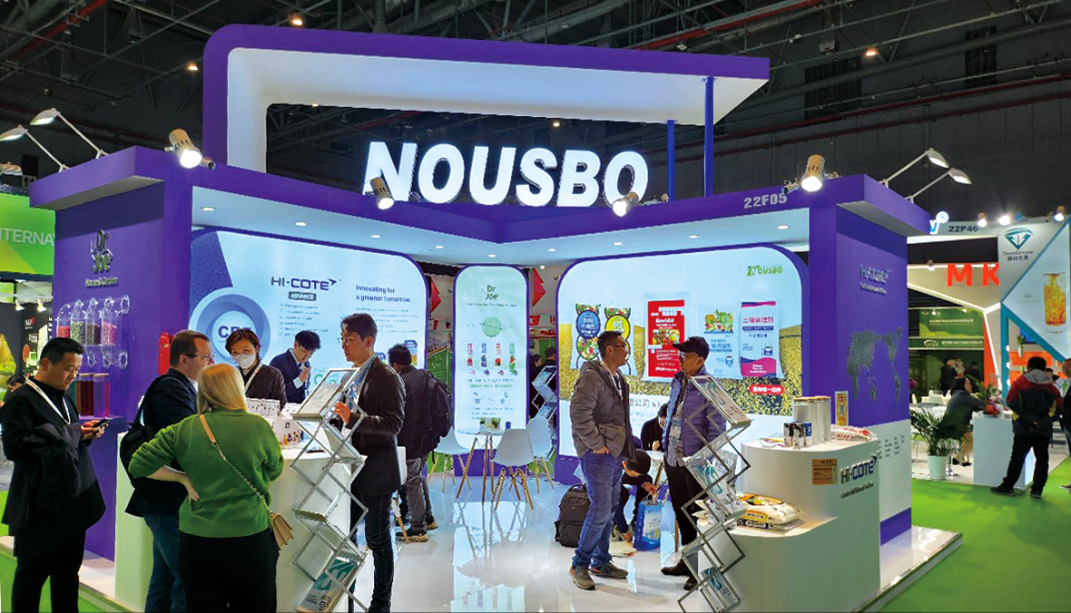 ▲누보 직원들이 중국 국제 농약 및 비료 박람회(CAC) 현장 부스에서 자사의 주요 농업 제품들을 설명하고 있다.(누보 제공)