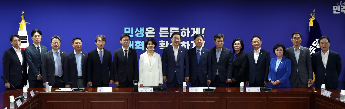 ▲김병기(가운데) 더불어민주당 원내대표, 구윤철(오른쪽 일곱번째) 부총리 겸 기획재정부 장관, 배경훈(왼쪽 여섯번째) 과학기술정보통신부 장관 등 참석자들이 20일 오전 서울 여의도 국회 의원회관에서 열린 '새정부 경제성장전략 당정협의회'에서 기념촬영을 하고 있다. 2025.08.20. (뉴시스)