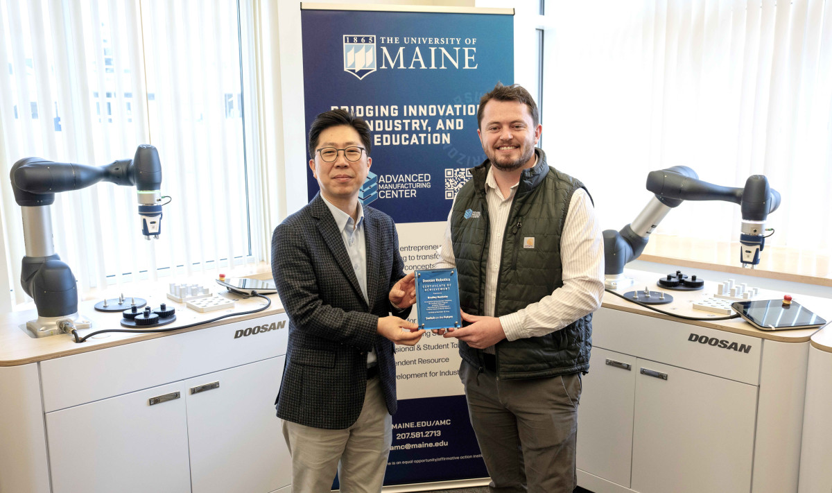 ▲김현수 두산로보틱스  상무(왼쪽)가 브래들리 덴홀름 메인대학교 첨단제조센터 부소장과 기념사진을 촬영하고 있다. (두산로보틱스)