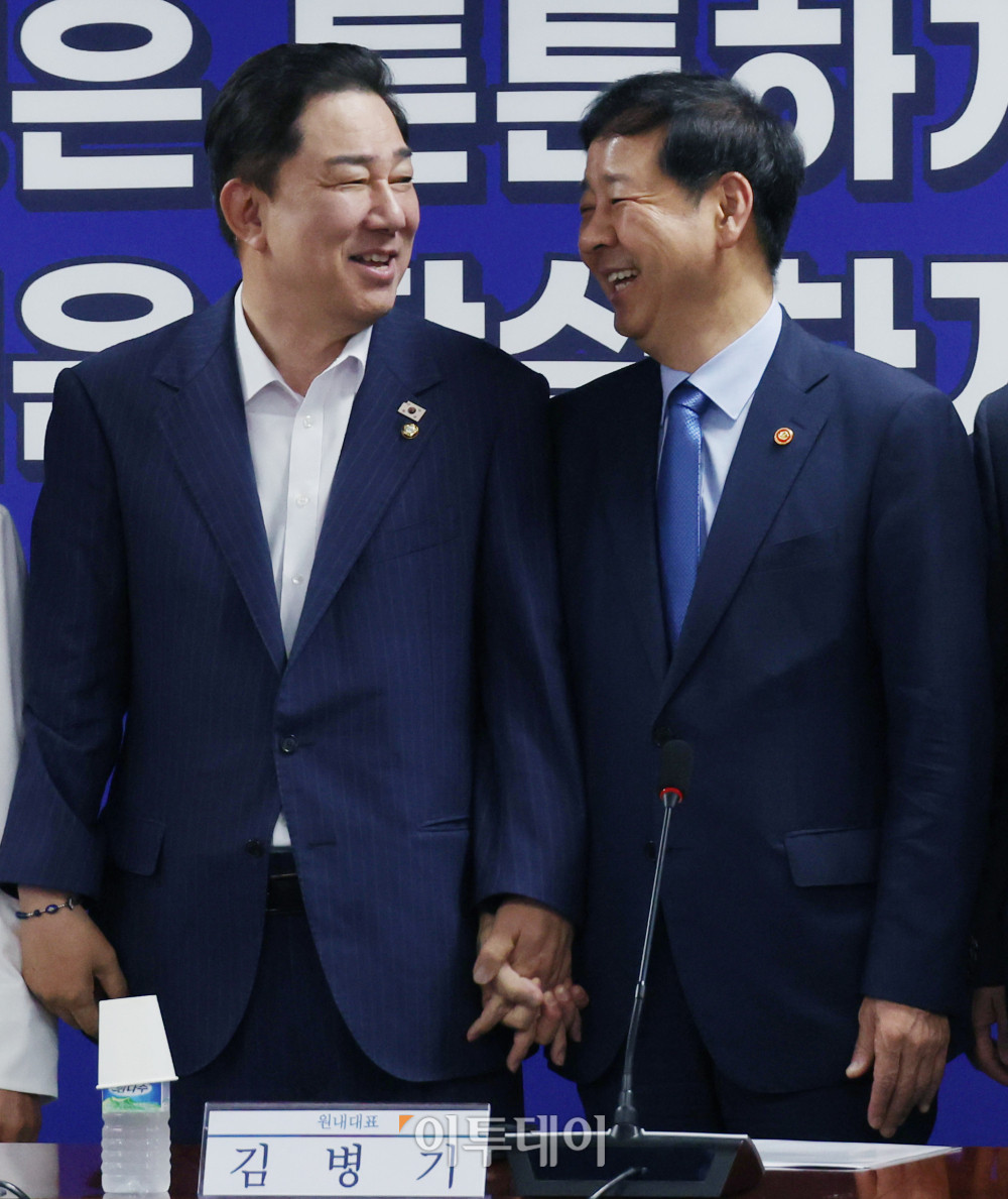 ▲김병기(왼쪽) 더불어민주당 원내대표와 구윤철 경제부총리 겸 기획재정부 장관이 20일 서울 여의도 국회 의원회관에서 열린 새정부 경제성장전략 당정협의에서 대화하고 있다. 고이란 기자 photoeran@