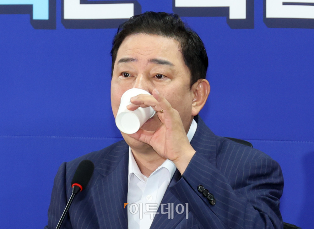 ▲김병기 더불어민주당 원내대표가 20일 서울 여의도 국회 의원회관에서 열린 새정부 경제성장전략 당정협의에서 물을 마시고 있다. 고이란 기자 photoeran@