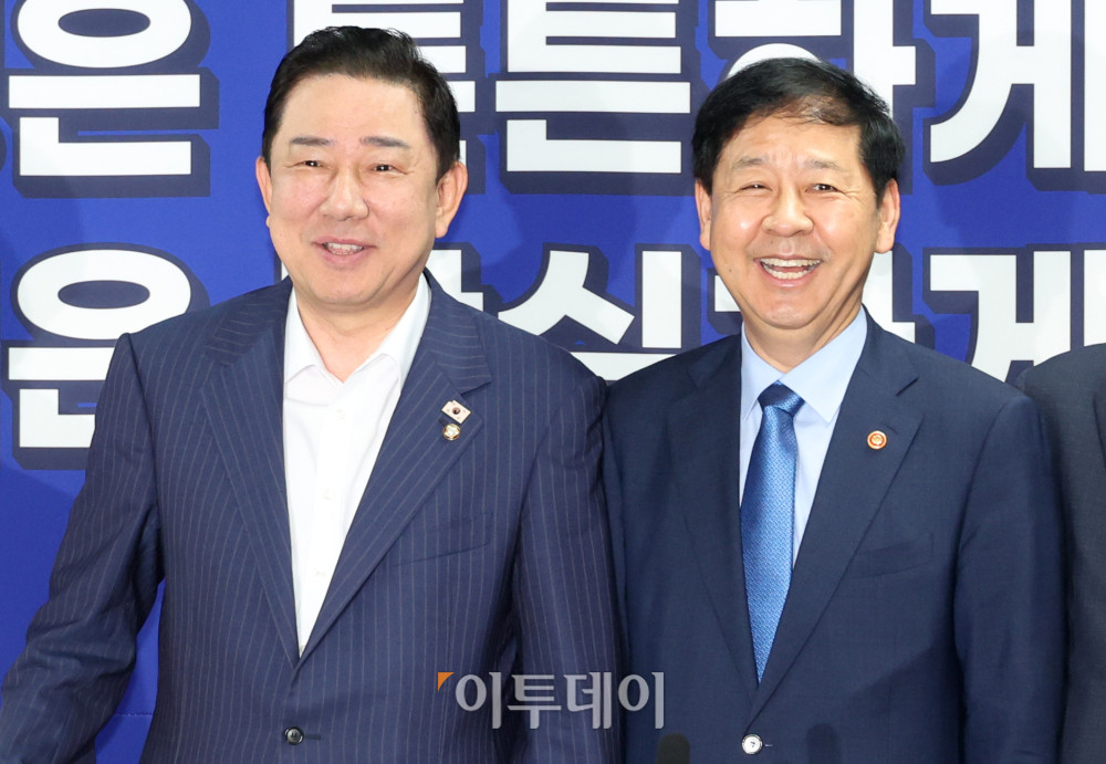 ▲김병기(왼쪽) 더불어민주당 원내대표와 구윤철 경제부총리 겸 기획재정부 장관이 20일 서울 여의도 국회 의원회관에서 열린 새정부 경제성장전략 당정협의에서 기념촬영을 하고 있다. 고이란 기자 photoeran@