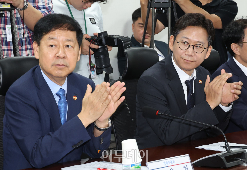 ▲구윤철(왼쪽) 경제부총리 겸 기획재정부 장관과 배경훈 과학기술정보통신부 장관이 20일 서울 여의도 국회 의원회관에서 열린 새정부 경제성장전략 당정협의에서 박수를 치고 있다. 고이란 기자 photoeran@