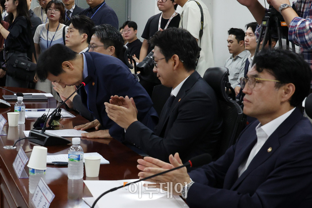 ▲구윤철 경제부총리 겸 기획재정부 장관이 20일 서울 여의도 국회 의원회관에서 열린 새정부 경제성장전략 당정협의에서 발언을 마치고 인사하고 있다. 고이란 기자 photoeran@