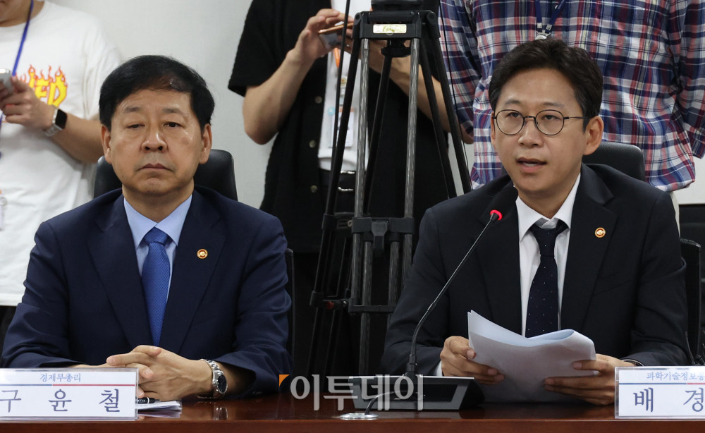 ▲배경훈 과학기술정보통신부 장관이 20일 서울 여의도 국회 의원회관에서 열린 새정부 경제성장전략 당정협의에서 발언을 하고 있다. 왼쪽은 구윤철 경제부총리 겸 기획재정부 장관. 고이란 기자 photoeran@