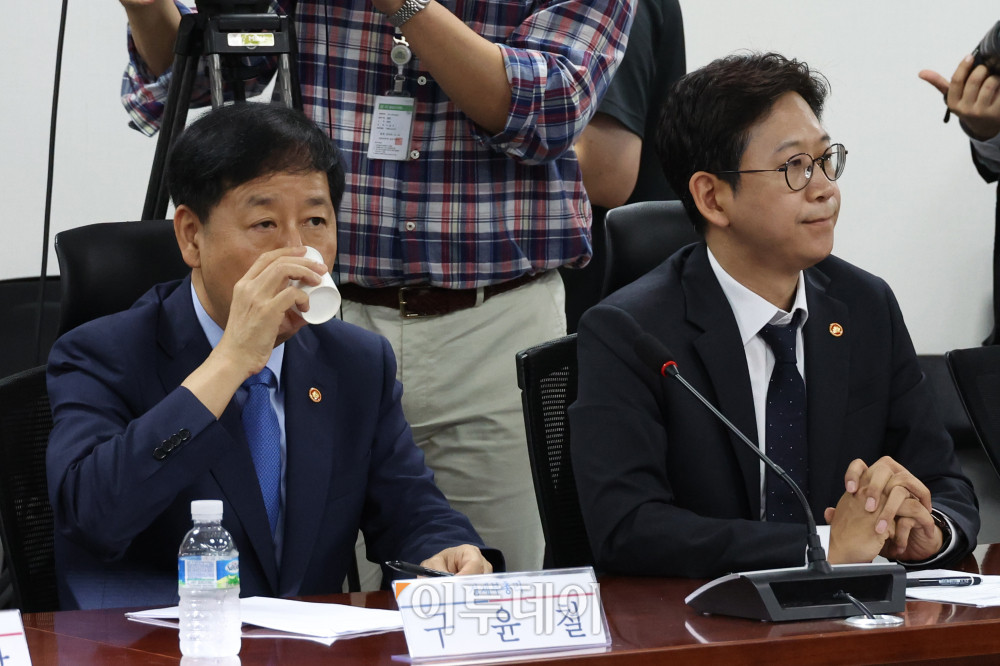 ▲구윤철 경제부총리 겸 기획재정부 장관이 20일 서울 여의도 국회 의원회관에서 열린 새정부 경제성장전략 당정협의에서 물을 마시고 있다. 오른쪽은 배경훈 과학기술정보통신부 장관. 고이란 기자 photoeran@