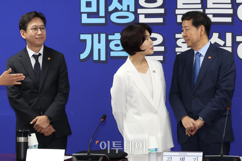 ▲구윤철(오른쪽) 경제부총리 겸 기획재정부 장관과 한정애 더불어민주당 정책위의장이 20일 서울 여의도 국회 의원회관에서 열린 새정부 경제성장전략 당정협의에서 대화를 하고 있다. 왼쪽은 배경훈 과학기술정보통신부 장관. 고이란 기자 photoeran@