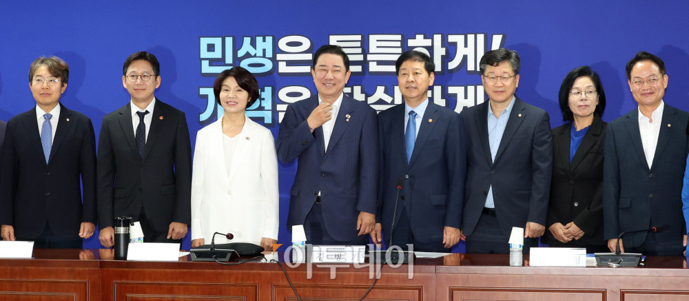 ▲김병기(왼쪽 네번째) 더불어민주당 원내대표, 구윤철(왼쪽 다섯번째) 경제부총리 겸 기획재정부 장관, 배경훈(왼쪽 두번째) 과학기술정보통신부 장관이 20일 서울 여의도 국회 의원회관에서 열린 새정부 경제성장전략 당정협의에서 참석자들과 기념촬영을 하고 있다. 고이란 기자 photoeran@