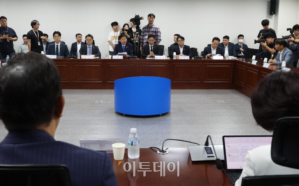 ▲구윤철 경제부총리 겸 기획재정부 장관이 20일 서울 여의도 국회 의원회관에서 열린 새정부 경제성장전략 당정협의에서 발언을 하고 있다. 고이란 기자 photoeran@