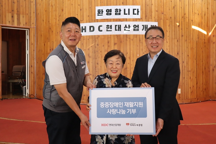 ▲왼쪽부터 황기익 HDC현대산업개발 김해도시계획도로 현장소장, 송우정 애광원 대표, 신왕섭 HDC현대산업개발 실장. (사진제공=HDC현대산업개발)