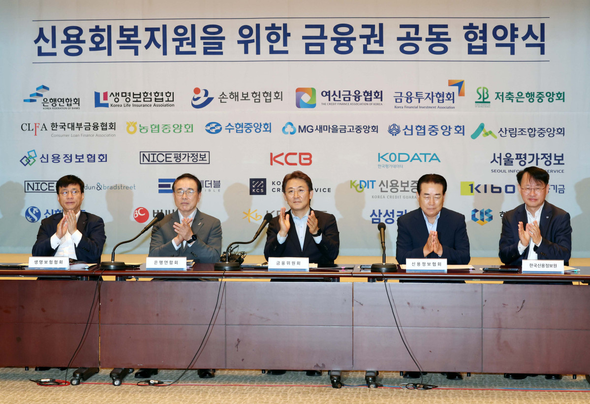 ▲권대영 금융위원회 부위원장 등이 20일 서울 중구 프레스센터에서 열린 서민·소상공인 신용회복 지원을 위한 금융권 공동 업무 협약식에서 박수를 치고 있다. 사진 왼쪽부터 김철주 생명보험협회장, 조용병 은행연합회장, 권 부위원장, 나성린 신용정보협회장, 최유삼 한국신용정보원장.  신태현 기자 holjjak@