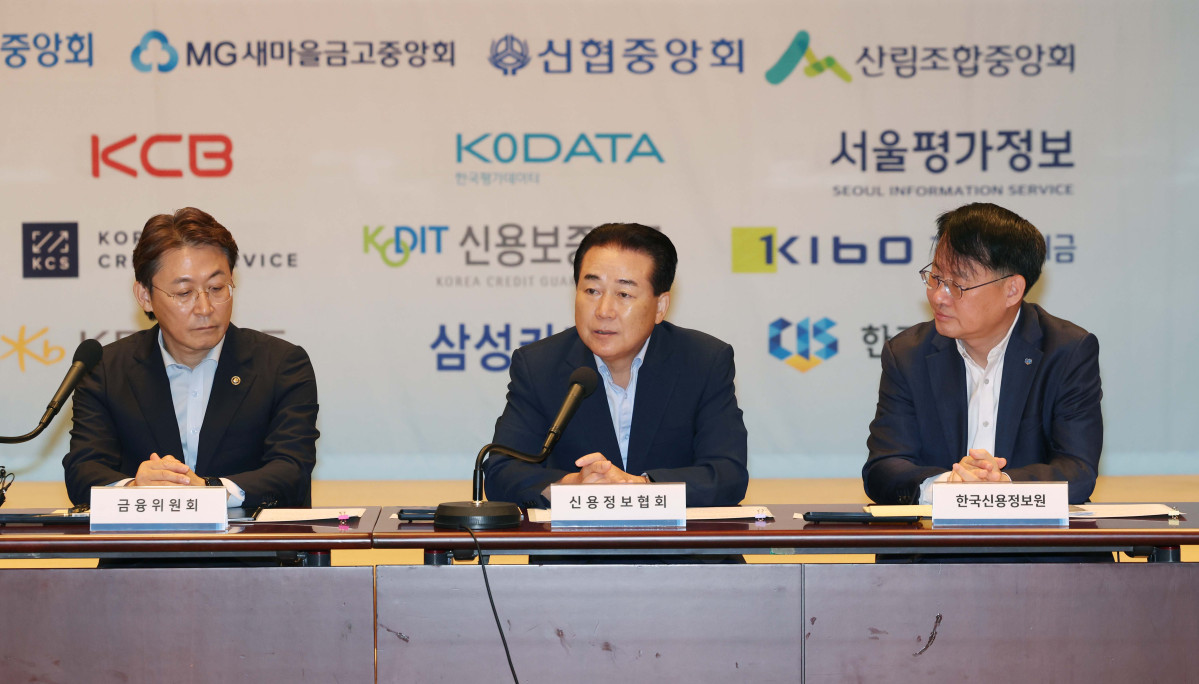 ▲나성린 신용정보협회장이 20일 서울 중구 프레스센터에서 열린 서민·소상공인 신용회복 지원을 위한 금융권 공동 업무 협약식에서 인사말을 하고 있다. 신태현 기자 holjjak@