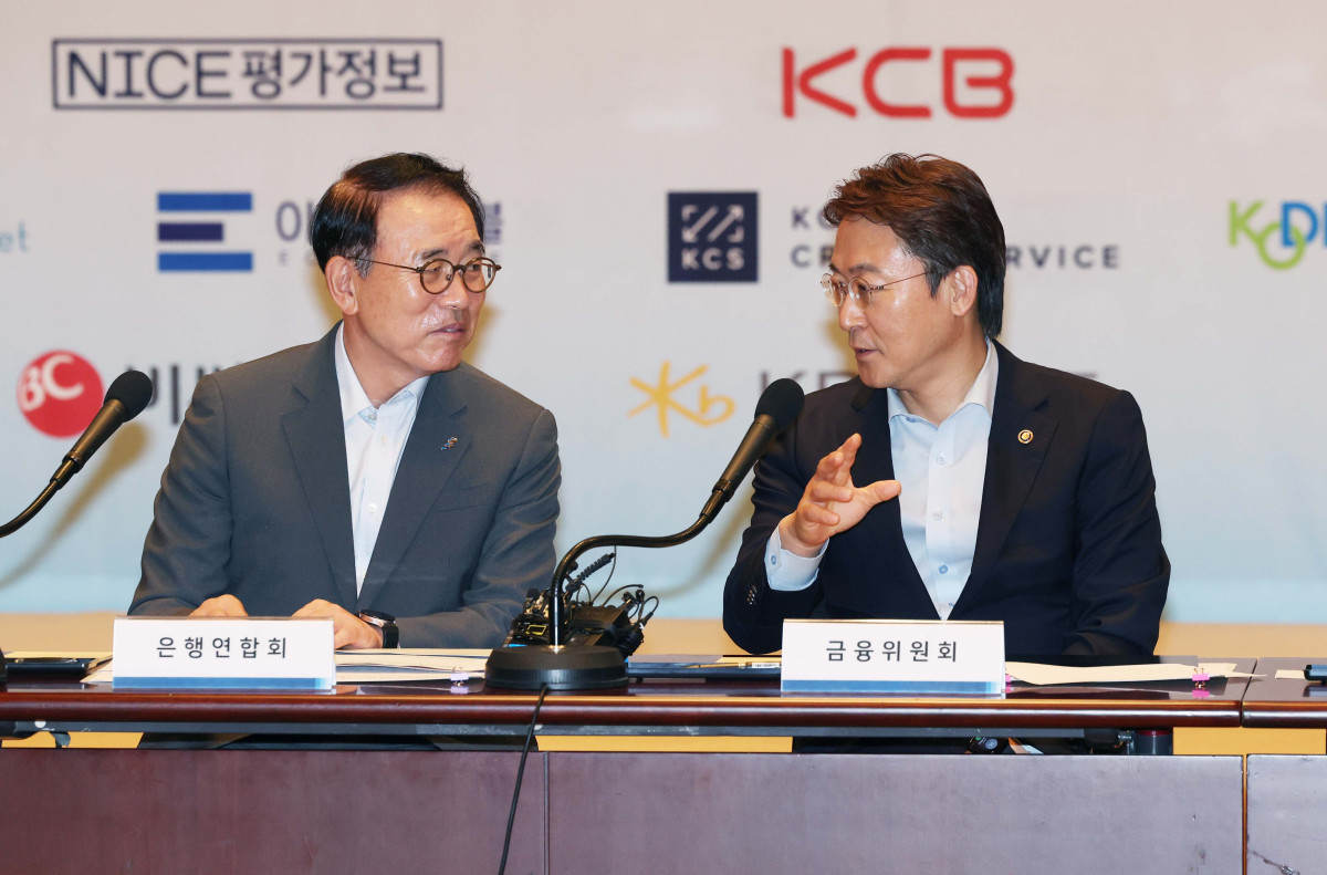 ▲권대영(오른쪽) 금융위원회 부위원장과 조용병 은행연합회장이 20일 서울 중구 프레스센터에서 열린 서민·소상공인 신용회복 지원을 위한 금융권 공동 업무 협약식에서 대화하고 있다. 신태현 기자 holjjak@