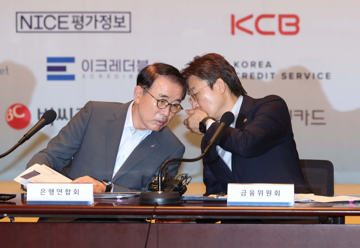 ▲권대영(오른쪽) 금융위원회 부위원장과 조용병 은행연합회장이 20일 서울 중구 프레스센터에서 열린 서민·소상공인 신용회복 지원을 위한 금융권 공동 업무 협약식에서 대화하고 있다. 신태현 기자 holjjak@