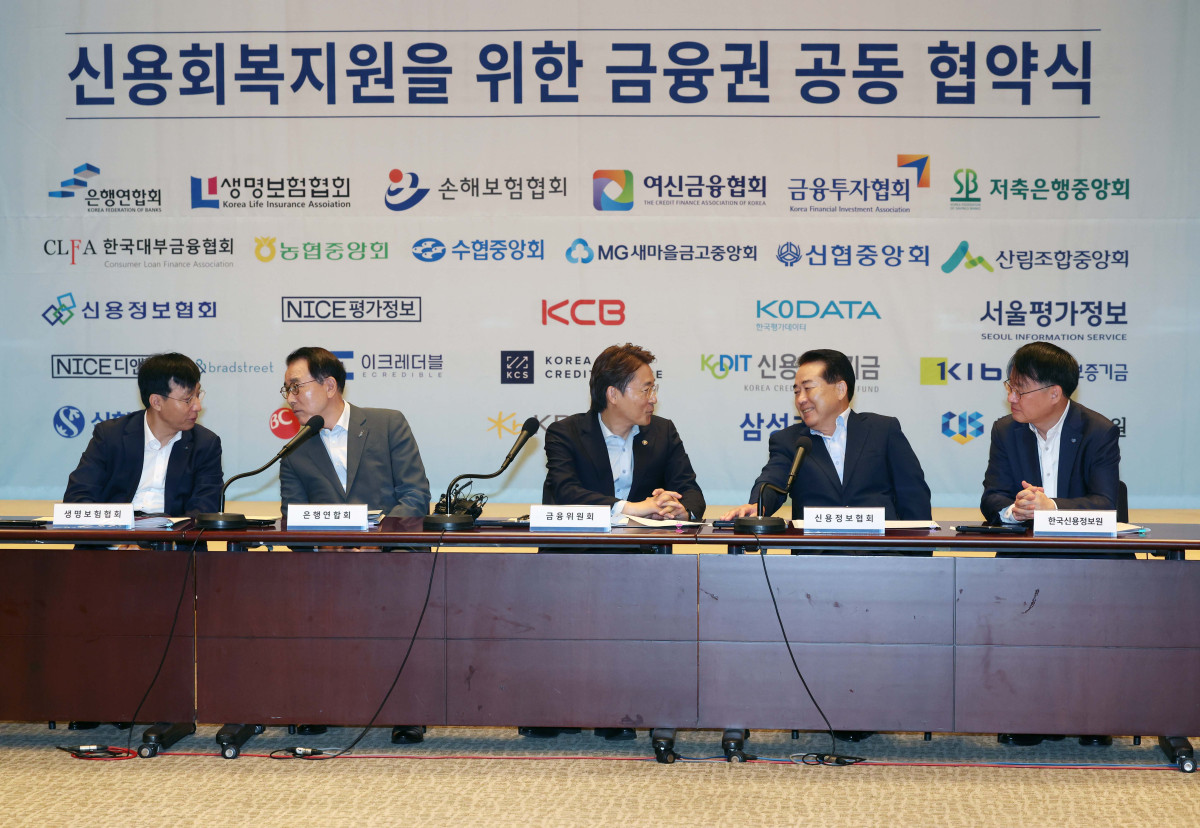 ▲권대영 금융위원회 부위원장 등이 20일 서울 중구 프레스센터에서 열린 서민·소상공인 신용회복 지원을 위한 금융권 공동 업무 협약식에서 대화하고 있다. 사진 왼쪽부터 김철주 생명보험협회장, 조용병 은행연합회장, 권 부위원장, 나성린 신용정보협회장, 최유삼 한국신용정보원장.  신태현 기자 holjjak@