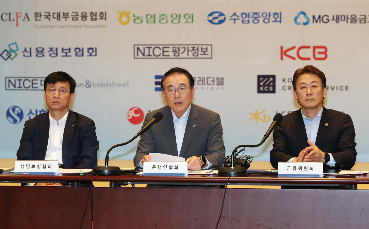 ▲조용병 은행연합회장이 20일 서울 중구 프레스센터에서 열린 서민·소상공인 신용회복 지원을 위한 금융권 공동 업무 협약식에서 인사말을 하고 있다. 신태현 기자 holjjak@