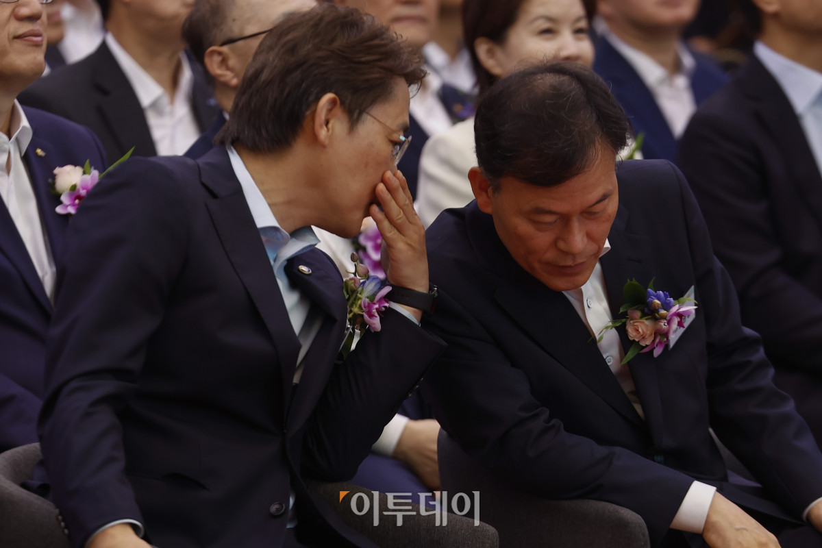 ▲윤한홍(오른쪽) 국회 정무위원회 위원장과 권대영 금융위원회 부위원장이 20일 서울 중구 동대문디자인플라자(DDP)에서 열린 2025 금융권 공동채용 박람회 개막식에서 대화를 하고 있다. 조현호 기자 hyunho@