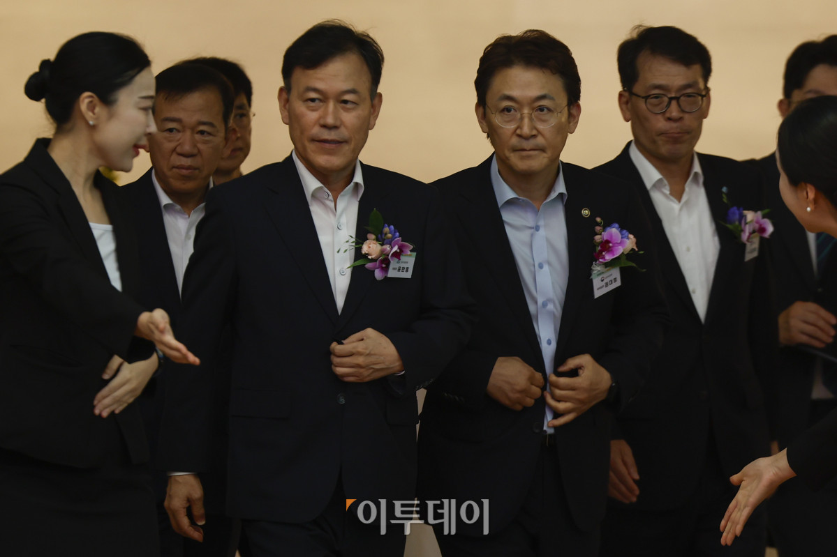 ▲윤한홍(왼쪽 세 번째) 국회 정무위원회 위원장과 권대영(왼쪽 네 번째) 금융위원회 부위원장이 20일 서울 중구 동대문디자인플라자(DDP)에서 열린 2025 금융권 공동채용 박람회 개막식에 참석하고 있다. 조현호 기자 hyunho@