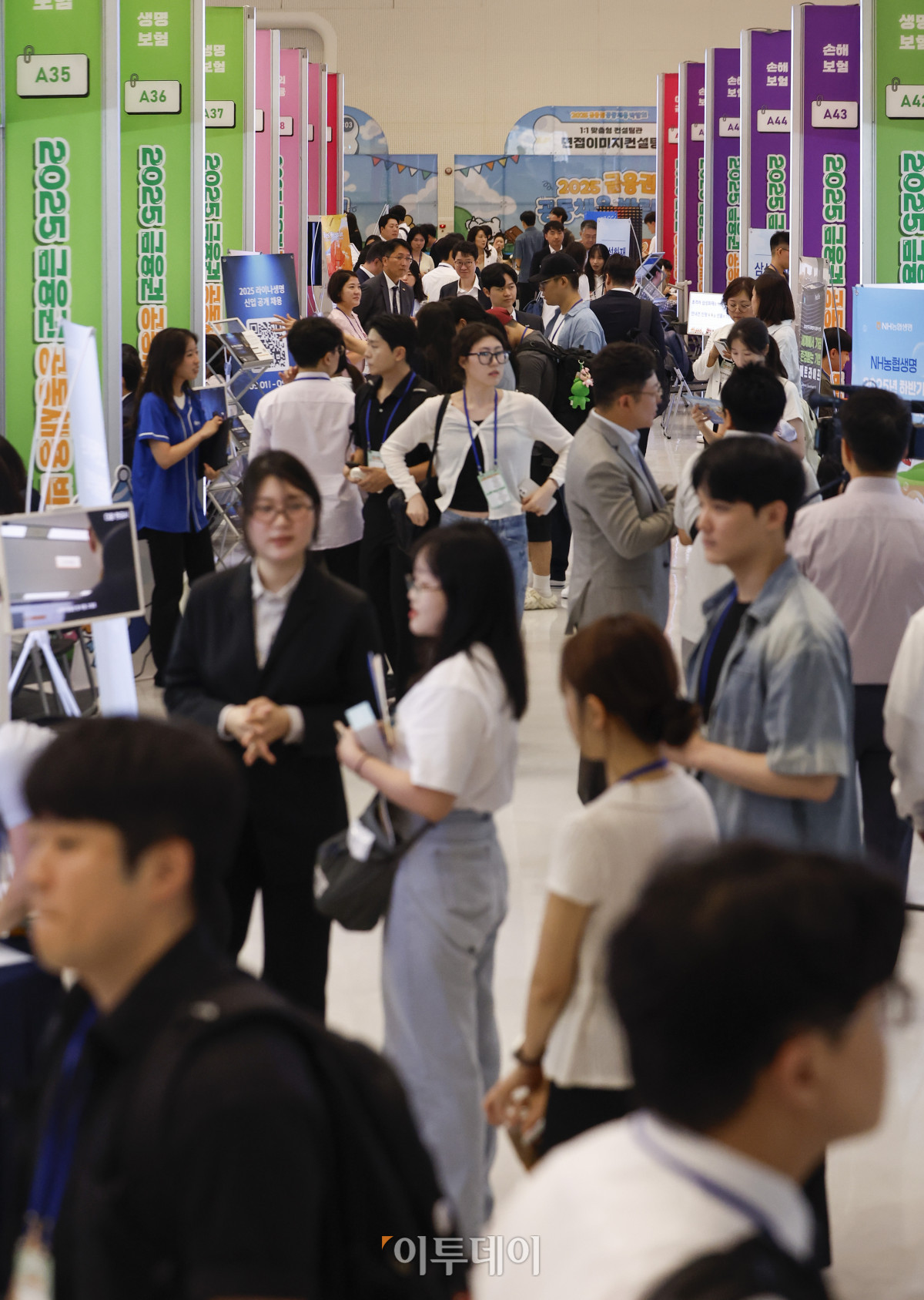▲20일 서울 중구 동대문디자인플라자(DDP)에서 열린 2025 금융권 공동채용 박람회에서 구직자들이 기업 부스를 살펴보고 있다. 이날부터 21일까지 열리는 금융권 공동채용 박람회는 은행·증권·보험·금융공기업 등 금융기관 76개사와 핀테크·IT 기업 4개사 등 역대 최다인 80개사가 참여한다. 조현호 기자 hyunho@