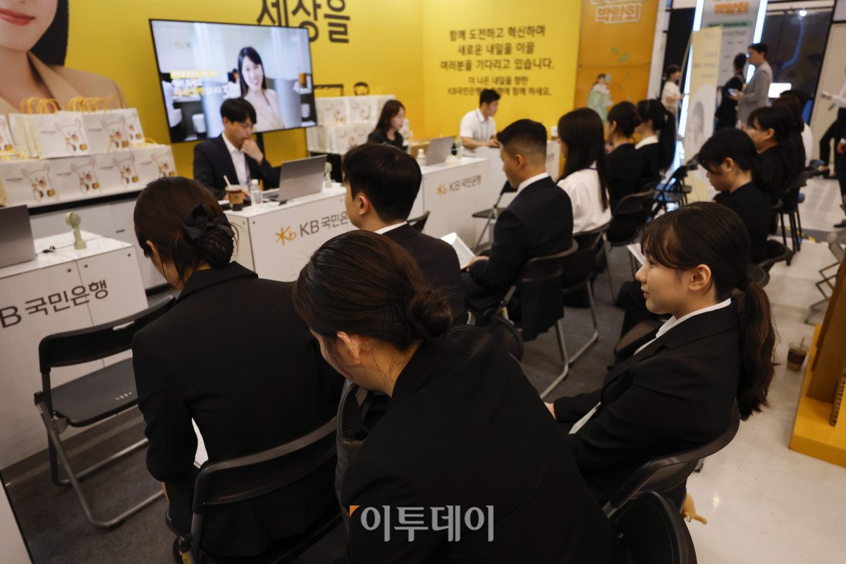 ▲20일 서울 중구 동대문디자인플라자(DDP)에서 열린 2025 금융권 공동채용 박람회에서 구직자들이 면접을 보기 위해 대기하고 있다. 이날부터 21일까지 열리는 금융권 공동채용 박람회는 은행·증권·보험·금융공기업 등 금융기관 76개사와 핀테크·IT 기업 4개사 등 역대 최다인 80개사가 참여한다. 조현호 기자 hyunho@