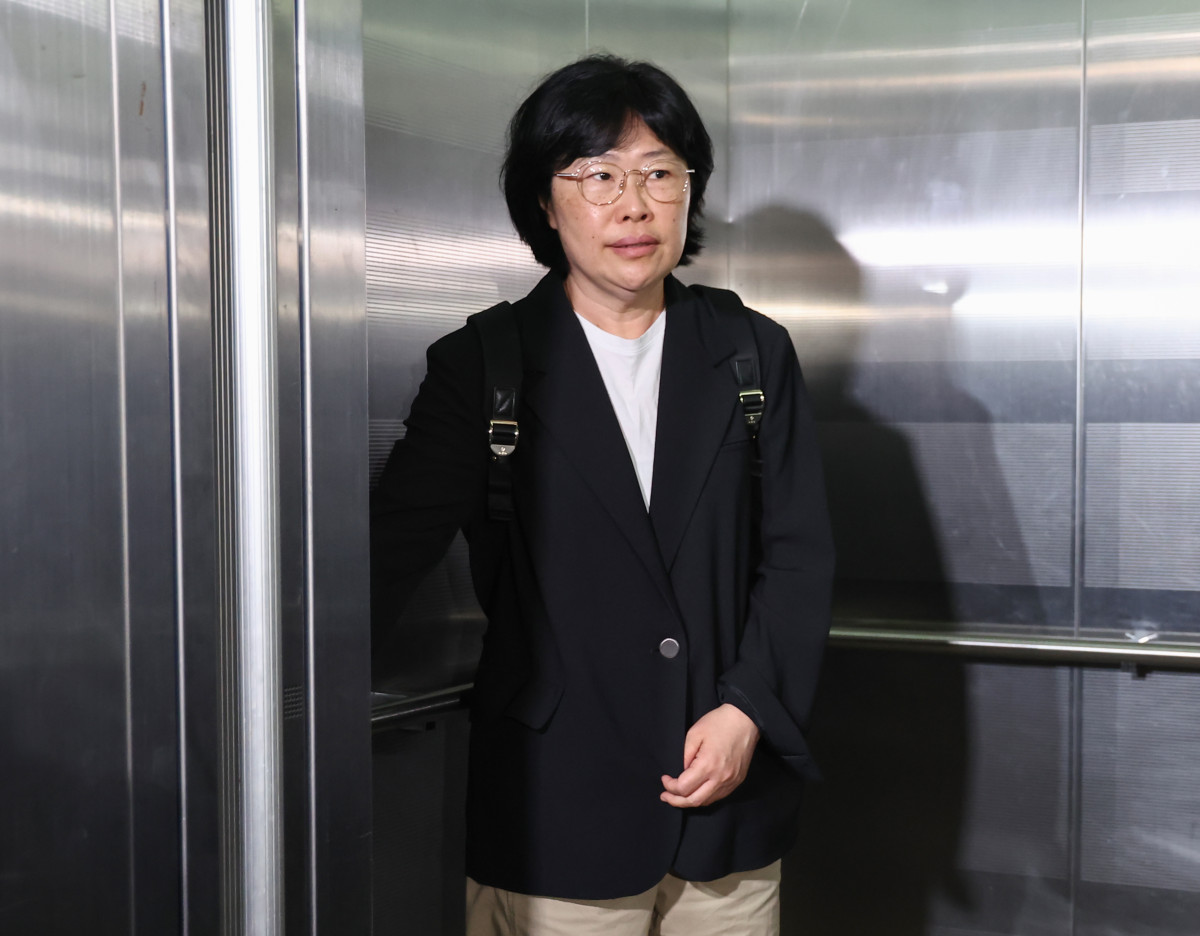 ▲ 채 상병 순직 사건 수사 외압·은폐 의혹의 주요 인물 중 한 명인 유재은 전 국방부 법무관리관이 19일 피의자 신분으로 조사를 받기 위해 서울 서초구 이명현 순직해병특별검사팀 사무실로 출석하고 있다. (연합뉴스)