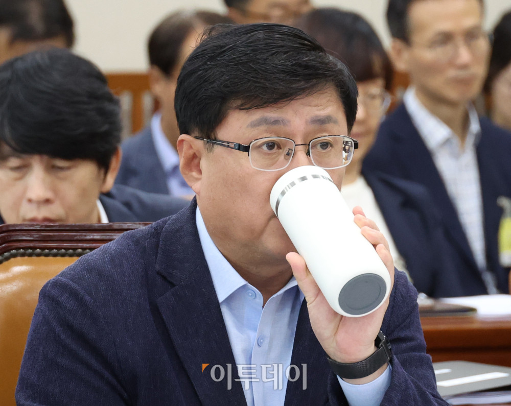 ▲김성환 환경부 장관이 20일 서울 여의도 국회에서 열린 환경노동위원회 전체 회의에서 물을 마시고 있다. 고이란 기자 photoeran@