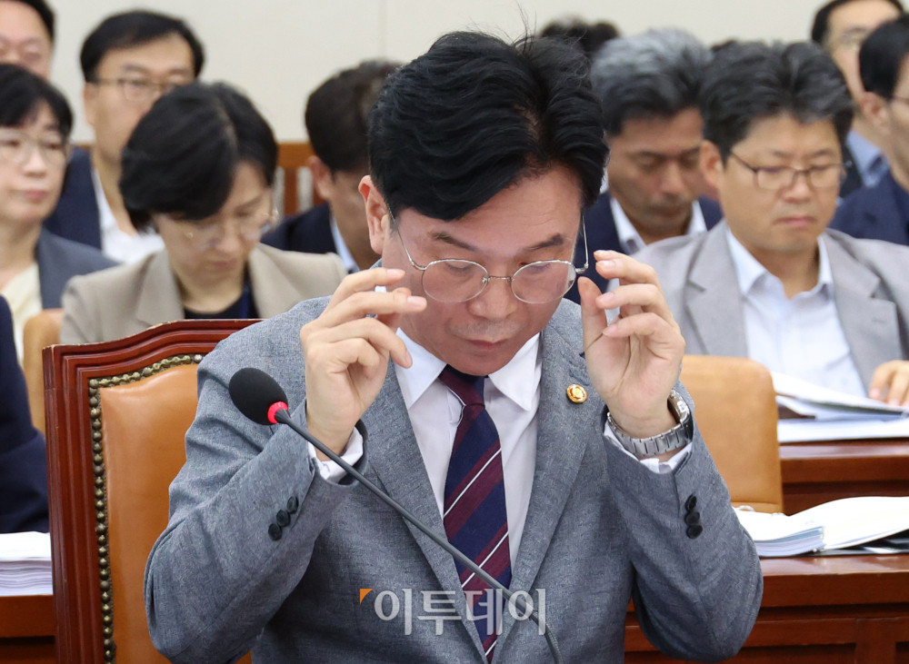 ▲김영훈 고용노동부 장관이 20일 서울 여의도 국회에서 열린 환경노동위원회 전체 회의에서 안경을 고쳐쓰고 있다. 고이란 기자 photoeran@