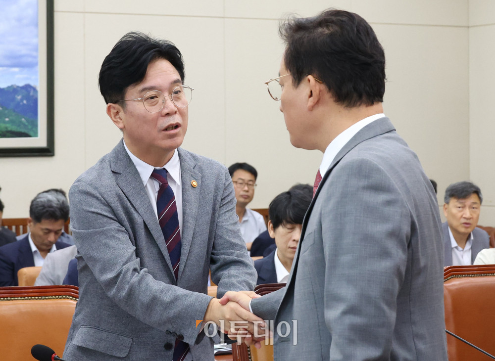 ▲김영훈(왼쪽) 고용노동부 장관이 20일 서울 여의도 국회에서 열린 환경노동위원회 전체 회의에서 김형동 국민의힘 간사와 대화하고 있다. 고이란 기자 photoeran@