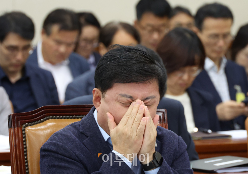 ▲김성환 환경부 장관이 20일 서울 여의도 국회에서 열린 환경노동위원회 전체 회의에서 하품을 하고 있다. 고이란 기자 photoeran@