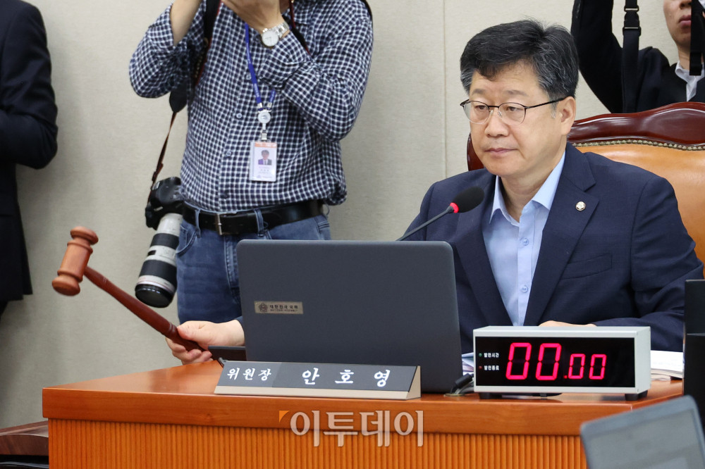 ▲20일 서울 여의도 국회에서 열린 환경노동위원회 전체 회의에서 안호영 위원장이 의사봉을 두드리고 있다. 고이란 기자 photoeran@