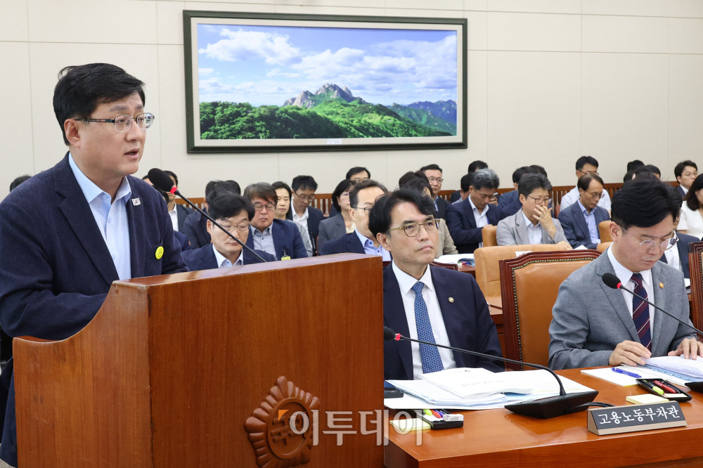 ▲김성환 환경부 장관이 20일 서울 여의도 국회에서 열린 환경노동위원회 전체 회의에서 2024년도 결산보고를 하고 있다. 오른쪽은 김영훈 고용노동부 장관. 고이란 기자 photoeran@