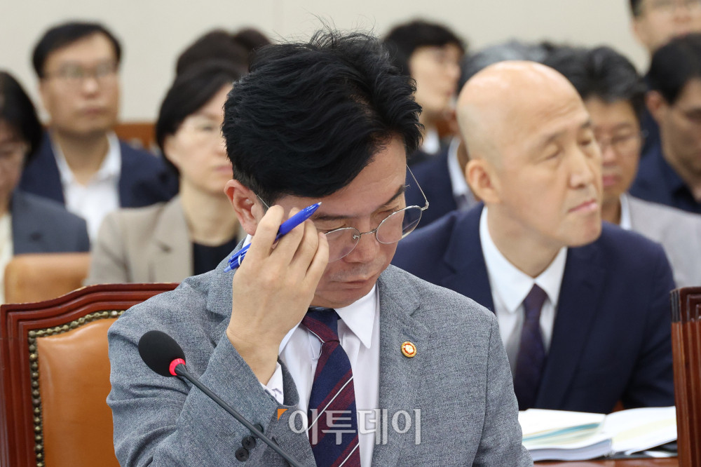 ▲김영훈 고용노동부 장관이 20일 서울 여의도 국회에서 열린 환경노동위원회 전체 회의에서 머리를 만지고 있다. 고이란 기자 photoeran@