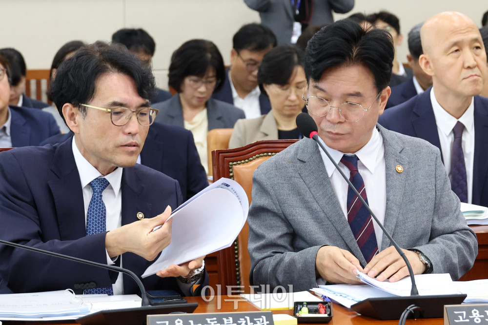 ▲김영훈(오른쪽) 고용노동부 장관과 권창준 차관이 20일 서울 여의도 국회에서 열린 환경노동위원회 전체 회의에서 대화하고 있다. 고이란 기자 photoeran@