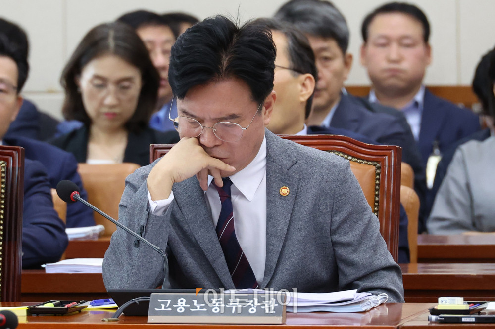 ▲김영훈 고용노동부 장관이 20일 서울 여의도 국회에서 열린 환경노동위원회 전체 회의에서 자료를 살펴보고 있다. 고이란 기자 photoeran@