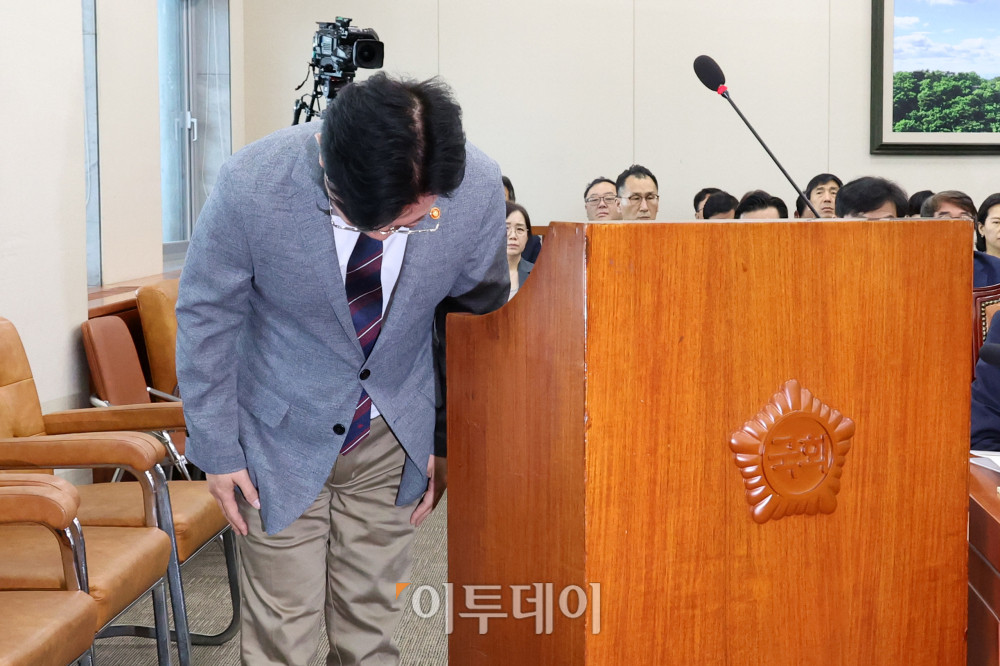 ▲김영훈 고용노동부 장관이 20일 서울 여의도 국회에서 열린 환경노동위원회 전체회의에사 19일 경북 청도에서 근로자 7명이 무궁화 열차에 치인 사고와 관련해 고개숙여 사과하고 있다. 고이란 기자 photoeran@