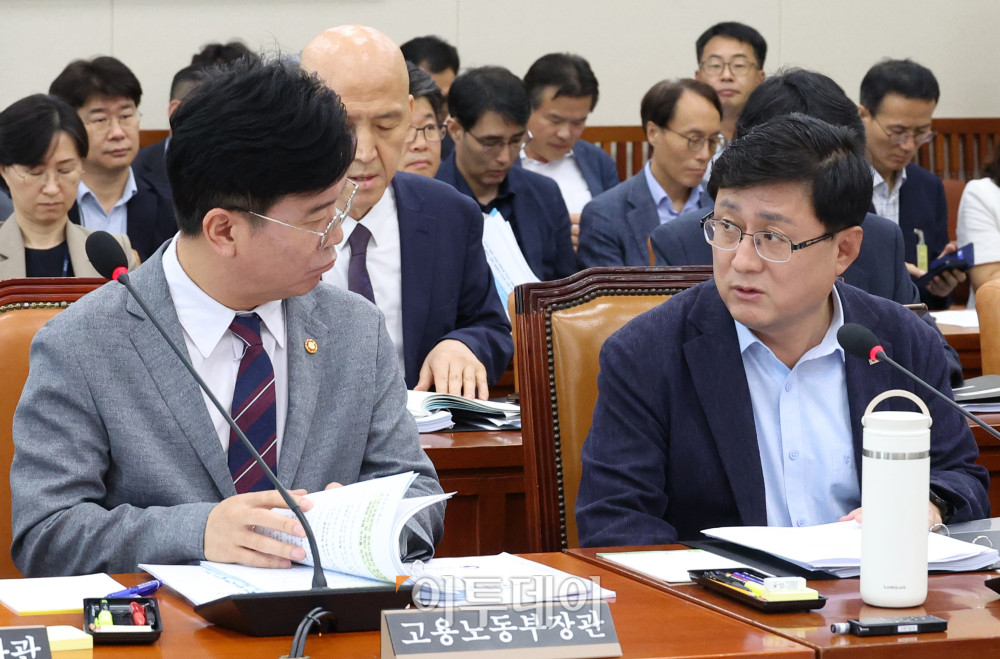 ▲김영훈(왼쪽) 고용노동부 장관과 김성환 환경부 장관이 20일 서울 여의도 국회에서 열린 환경노동위원회 전체 회의에서 대화하고 있다. 고이란 기자 photoeran@