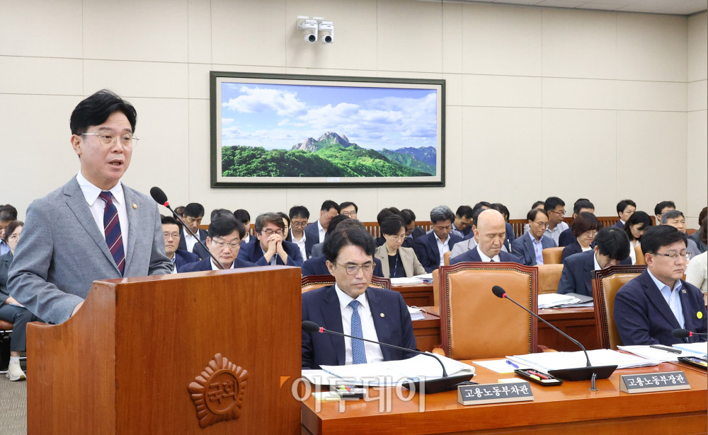 ▲김영훈 고용노동부 장관이 20일 서울 여의도 국회에서 열린 환경노동위원회 전체 회의에서 2024년도 결산보고를 하고 있다. 오른쪽은 김성환 환경부 장관. 고이란 기자 photoeran@