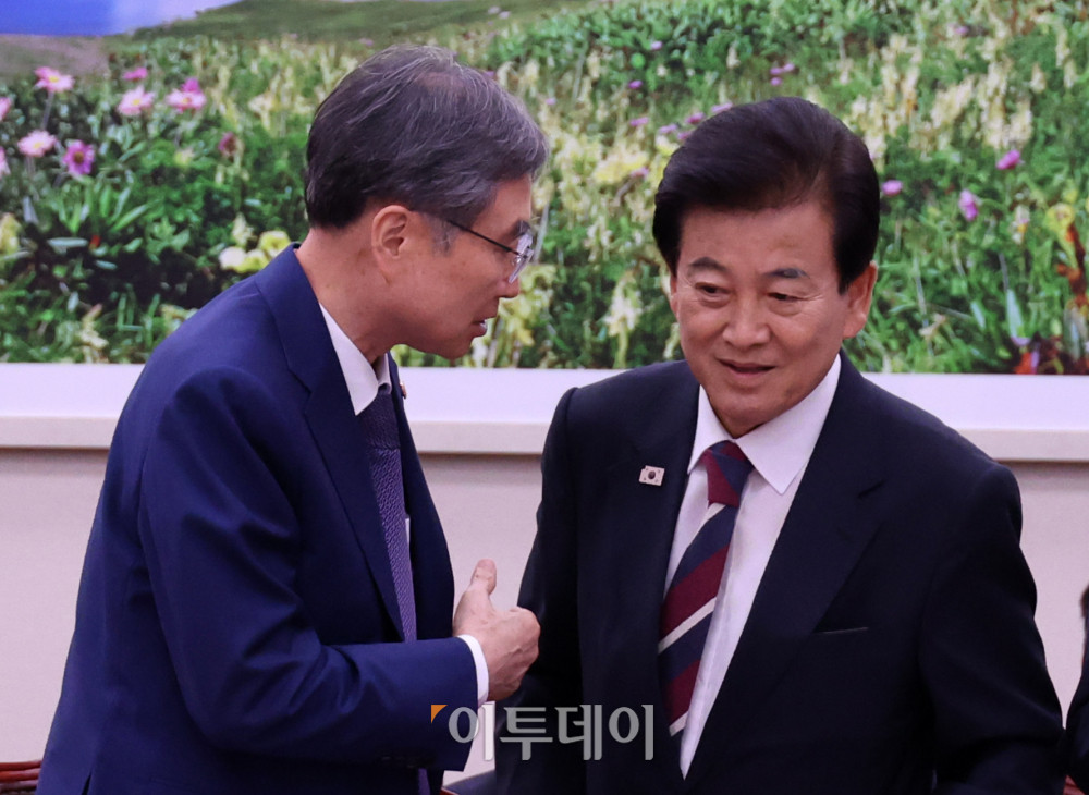 ▲정동영(오른쪽) 통일부 장관과 조현 외교부 장관이 20일 서울 여의도 국회에서 열린 외교통일위원회 전체회의에서 대화를 하고 있다. 고이란 기자 photoeran@